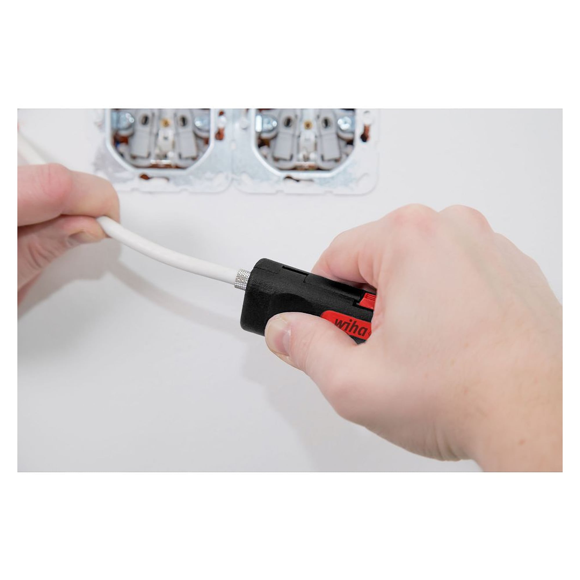 Outil de dénudage et d'assemblage câble coaxial connecteur F 6-8 mm - Wiha 44241