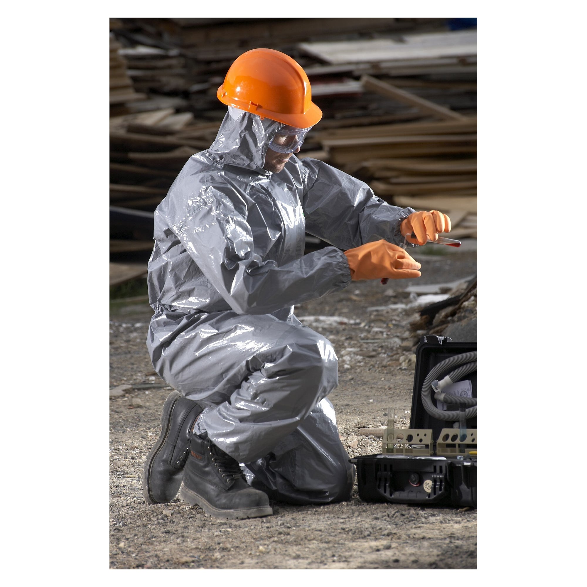 Combinaison chimique ChemMax 3 enduite de polymère, capuche et genouillères, gris-blanc - DS Safety Wear CM3