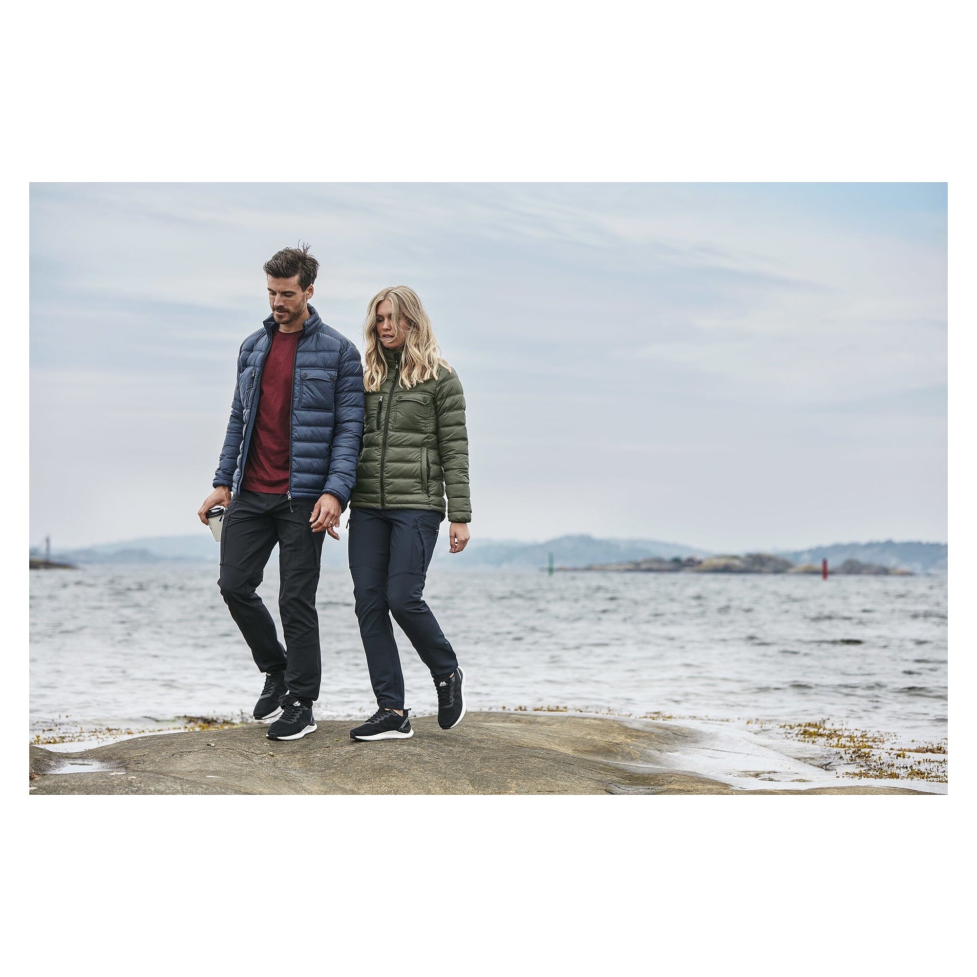 Veste matelassée légère femme Amy en matériaux recyclés, couche intermédiaire, bleu marine - South West 1000366403