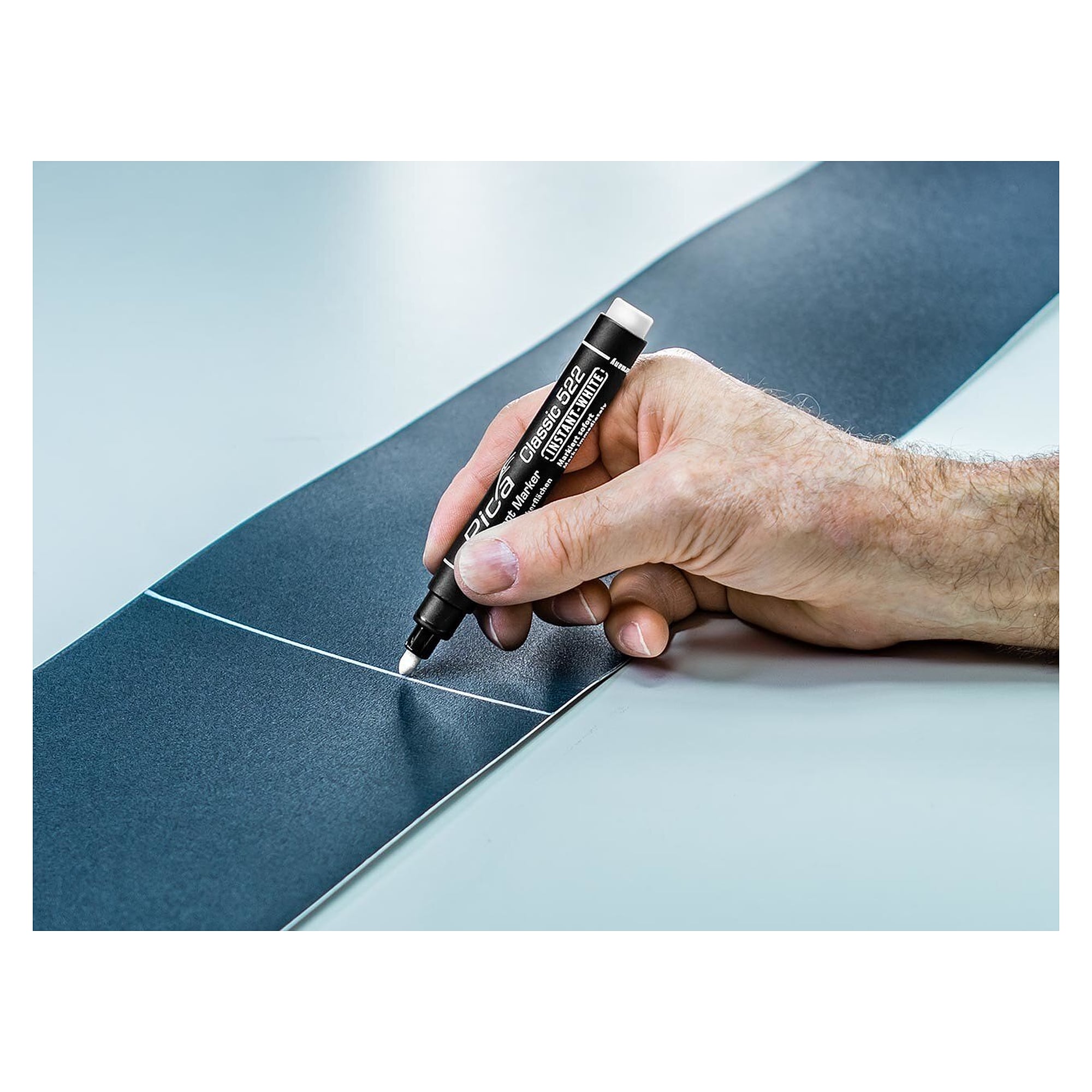Weißer Permanentmarker INSTANT WHITE mit Rundspitze 2 bis 4 mm, ohne Schütteln und Pumpen - Pica 522/52