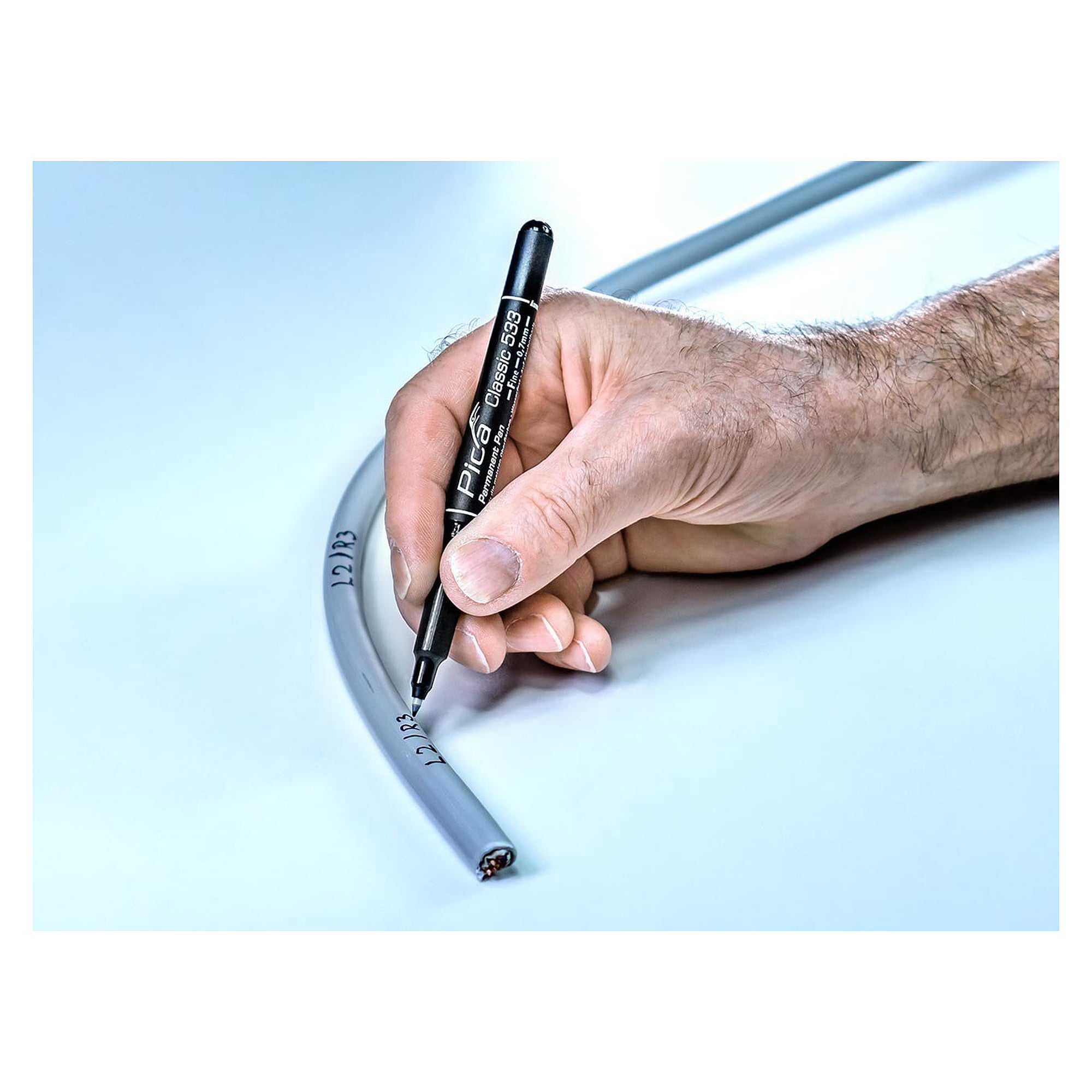 Permanent-Pen mit feiner Rundspitze, Strichbreite 0,7 mm, schwarz, wasserfest und abriebfest - Pica 533/46