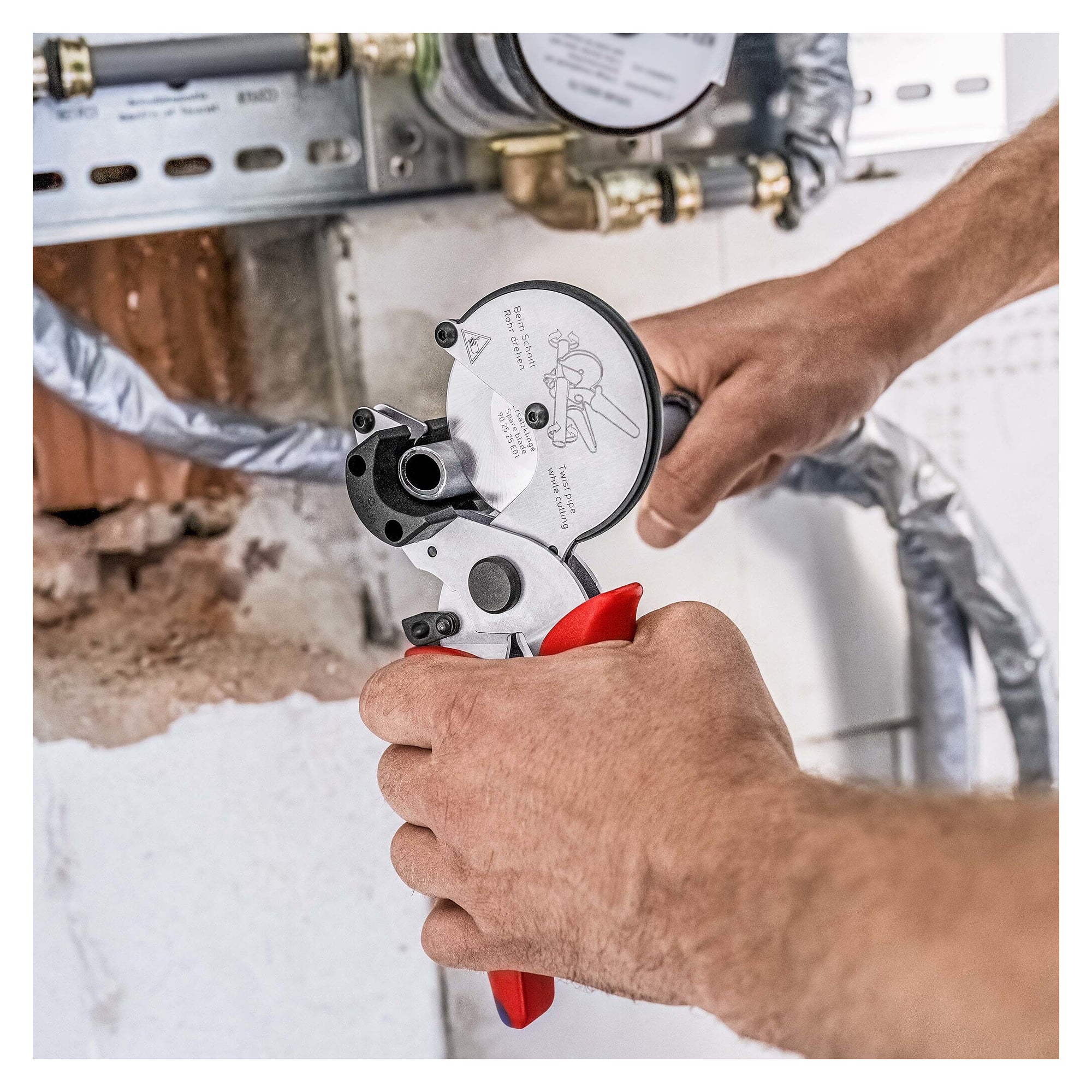 Pipe cutter for composite and plastic pipes up to Ø 26 mm, rotating cutting wheel, 210 mm - Knipex 90 25 25