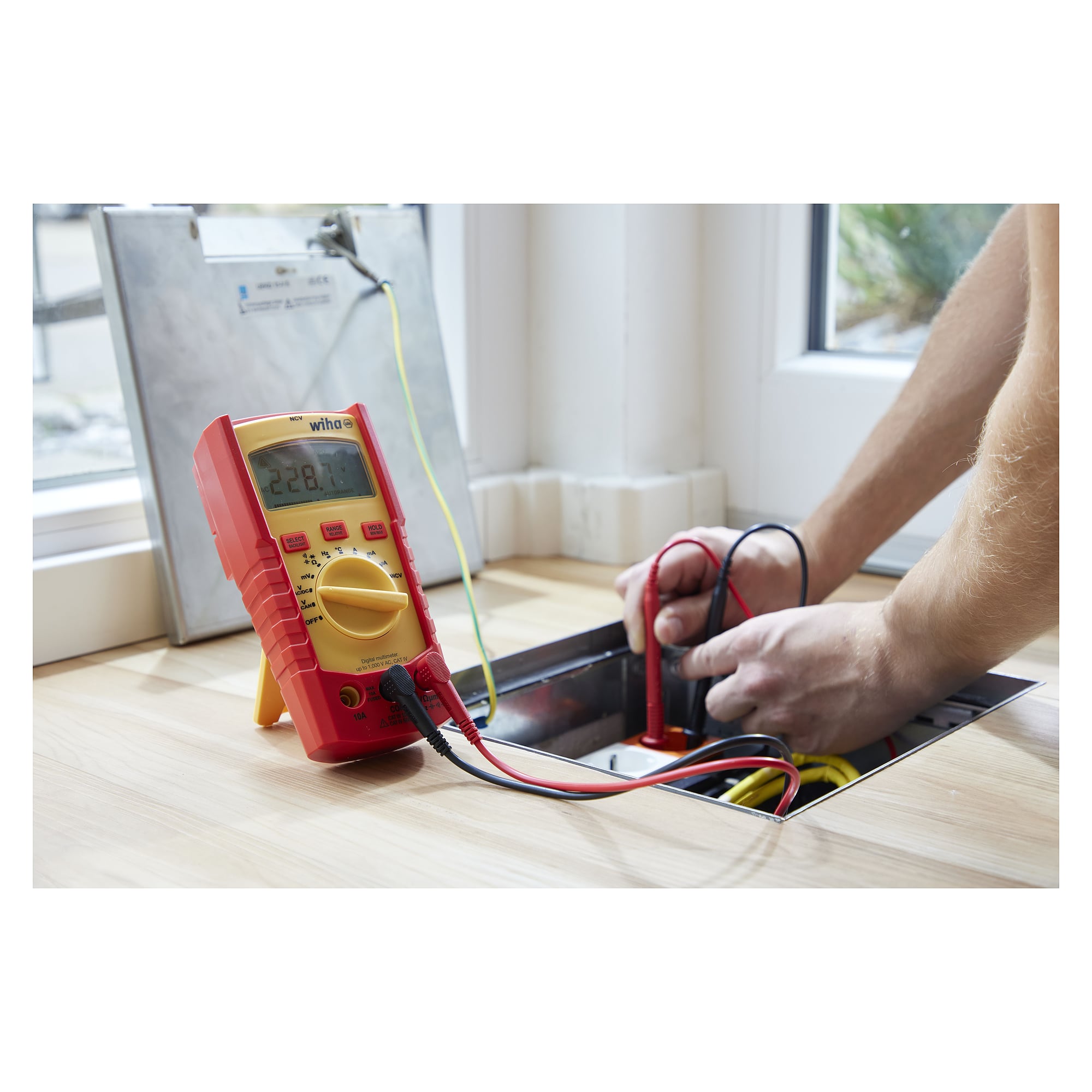 Digitales Multimeter bis 1.000 V AC, CAT IV, True RMS inkl. Batterien - Wiha 45215