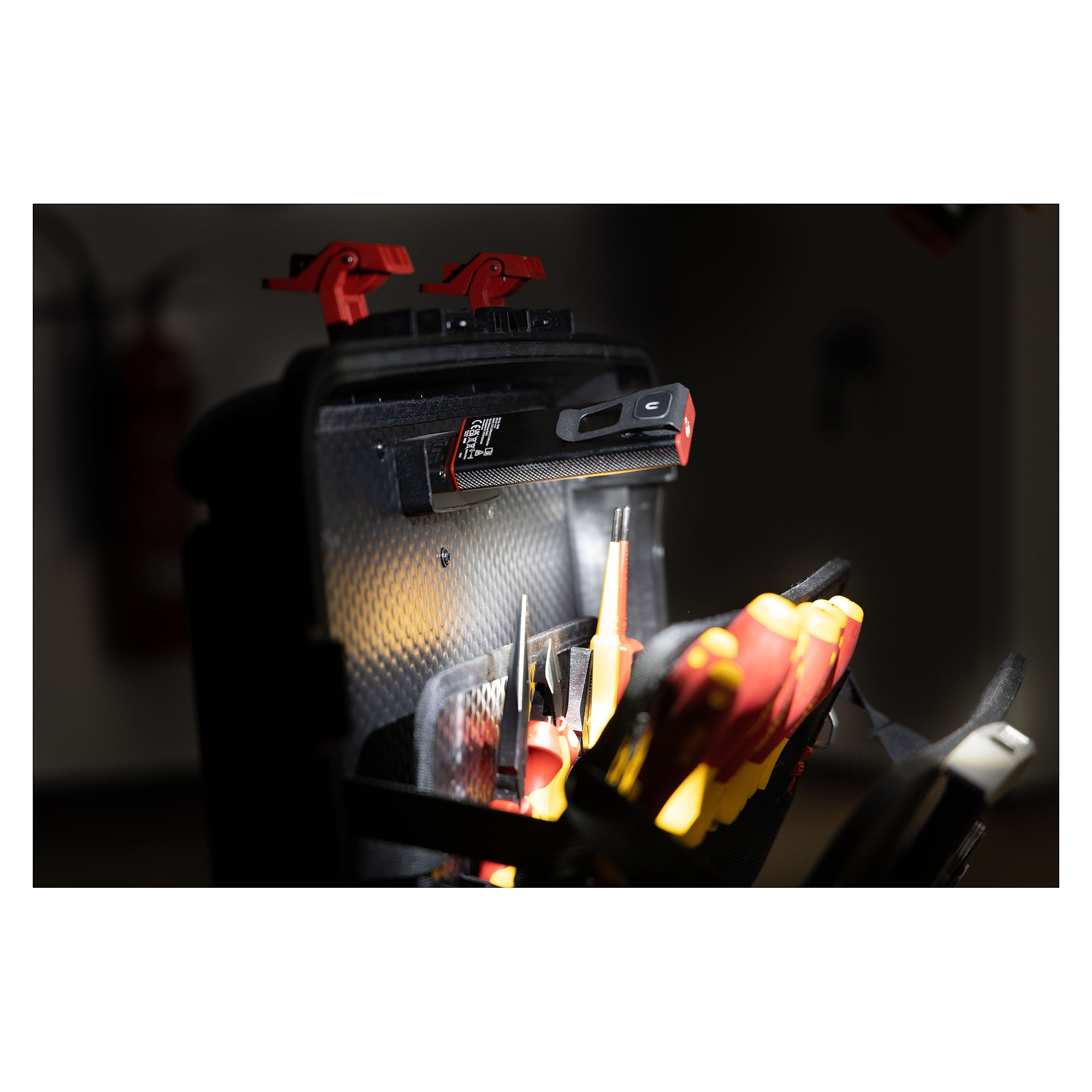 Akku-Handleuchte 1.200 lm mit On/Off-Sensor und USB-C-Ladekabel - Wiha 45699