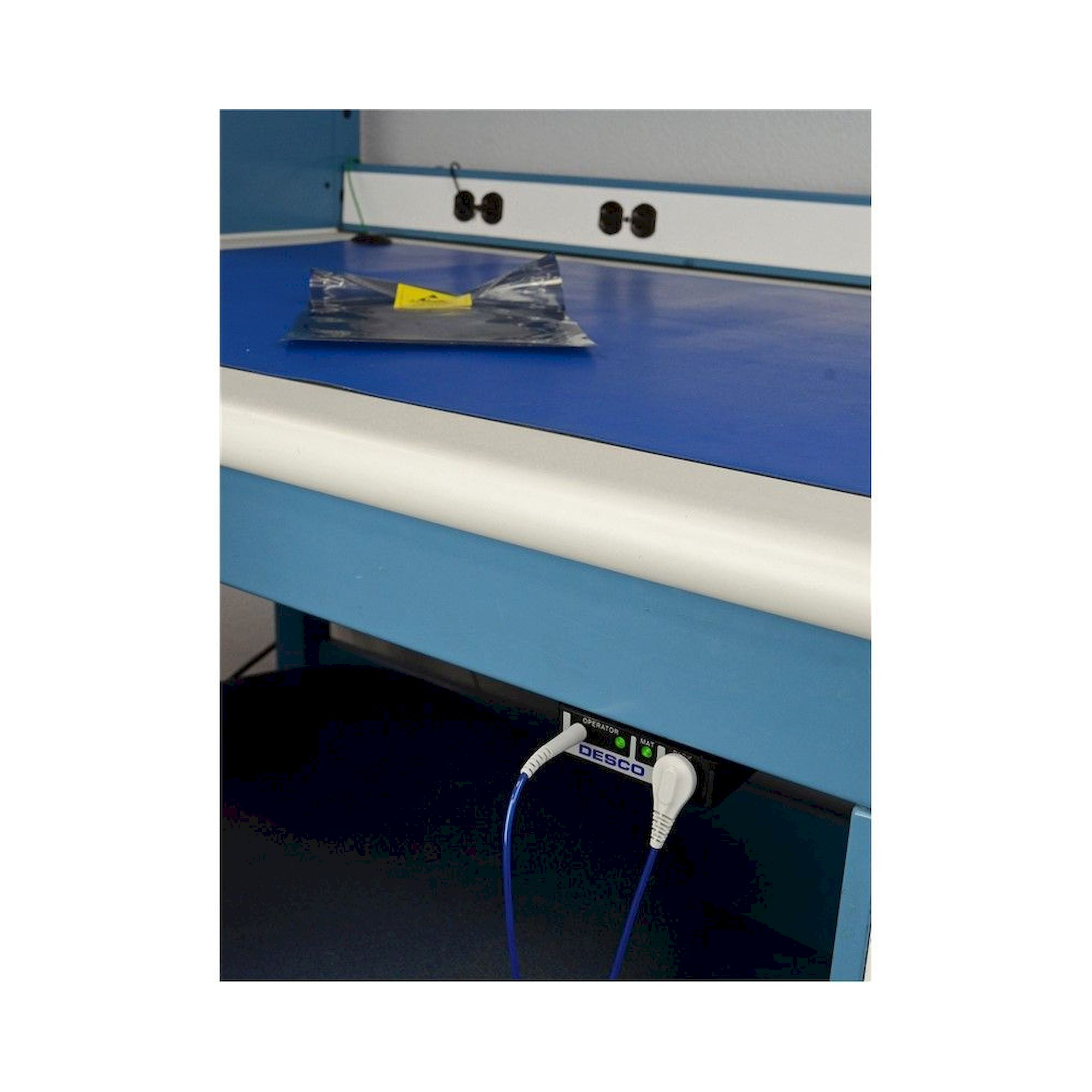 Multi-Mount continuous workstation monitor for one operator - Desco 19652