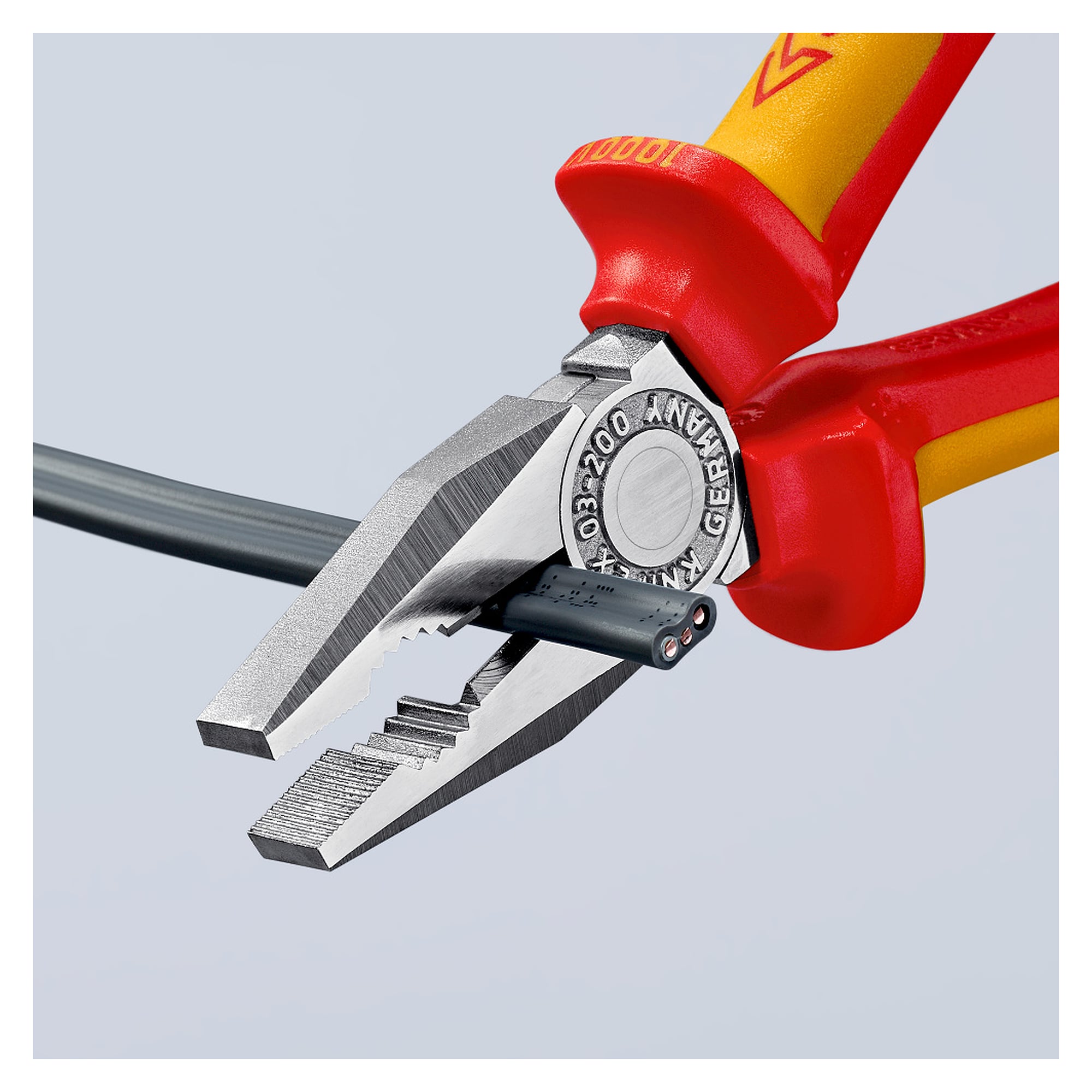 Pince universelle chromée, isolée VDE, tranchants 60 HRC, longueur 200 mm