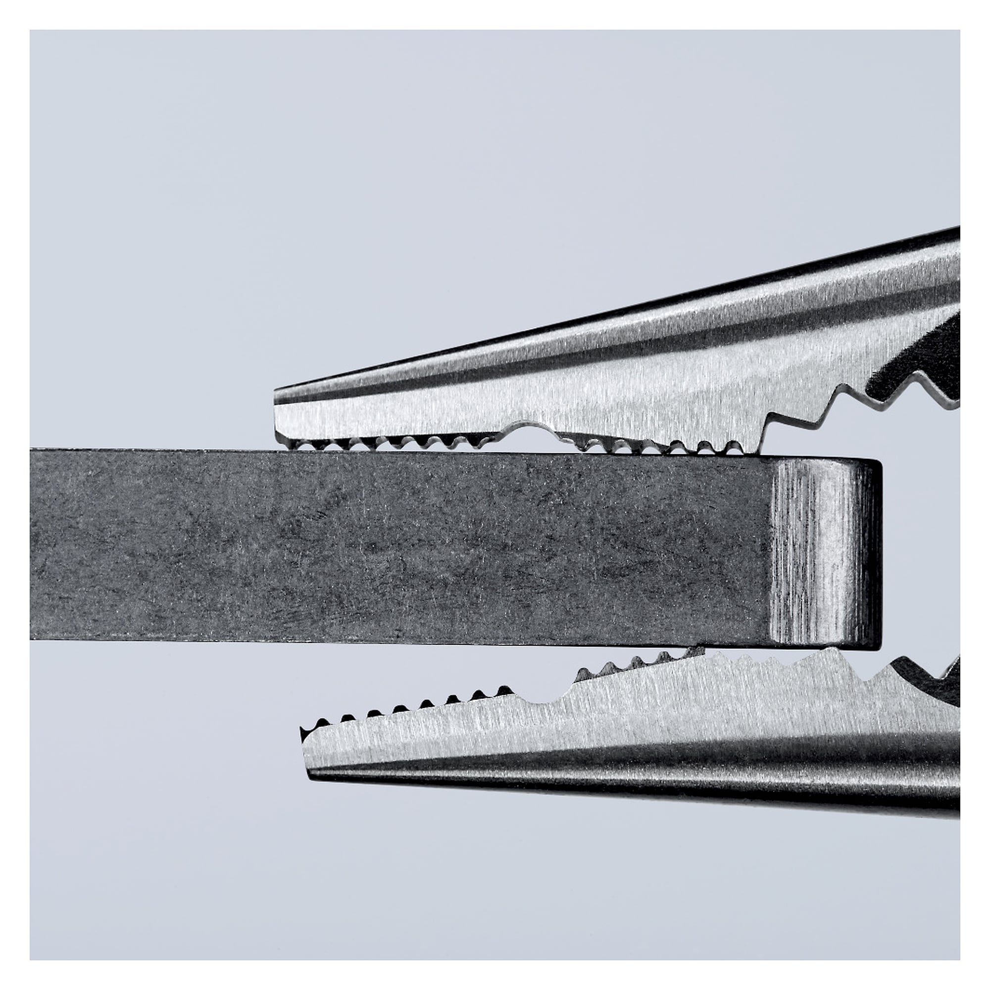 Pince universelle multifonctions à becs pointus pour zones étroites, 145 mm
