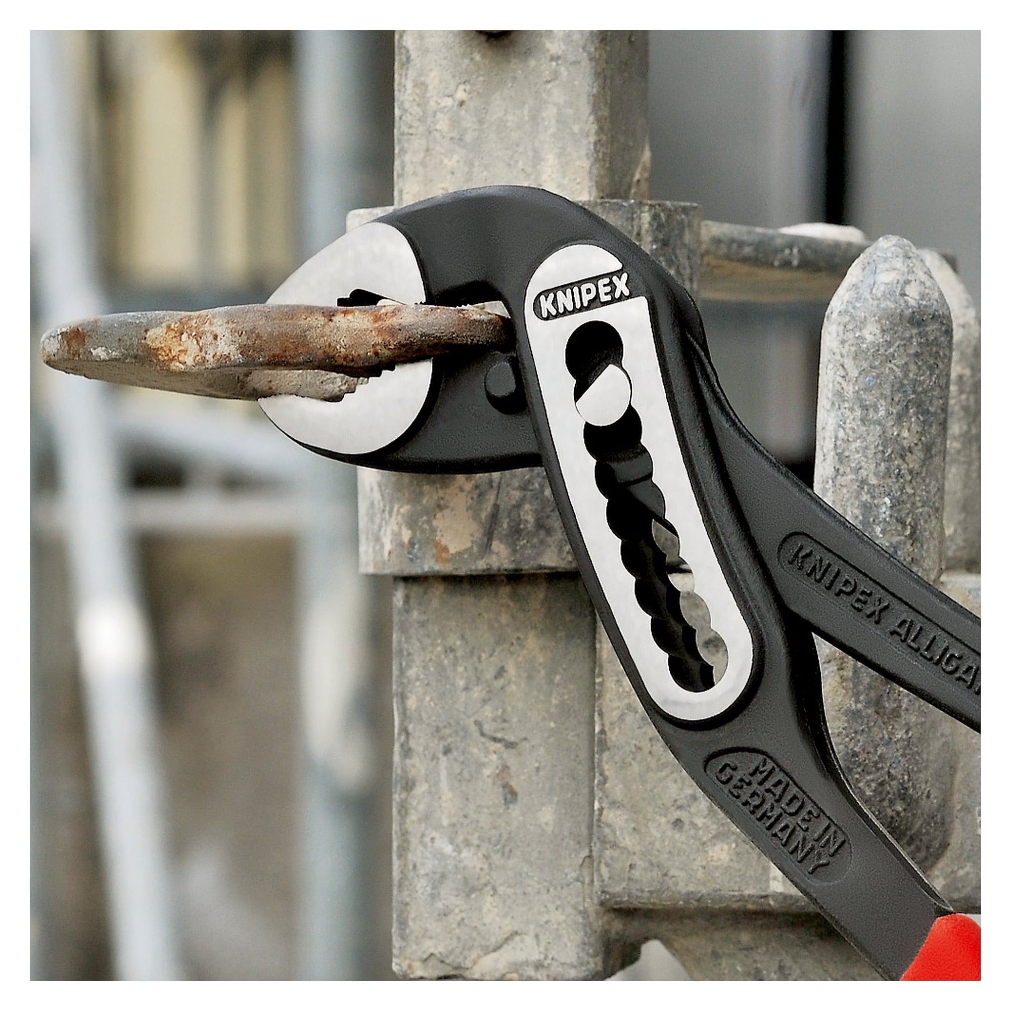 Alligator water pump pliers with 9-notch adjustment, pipes to 70 mm dia., 300 mm