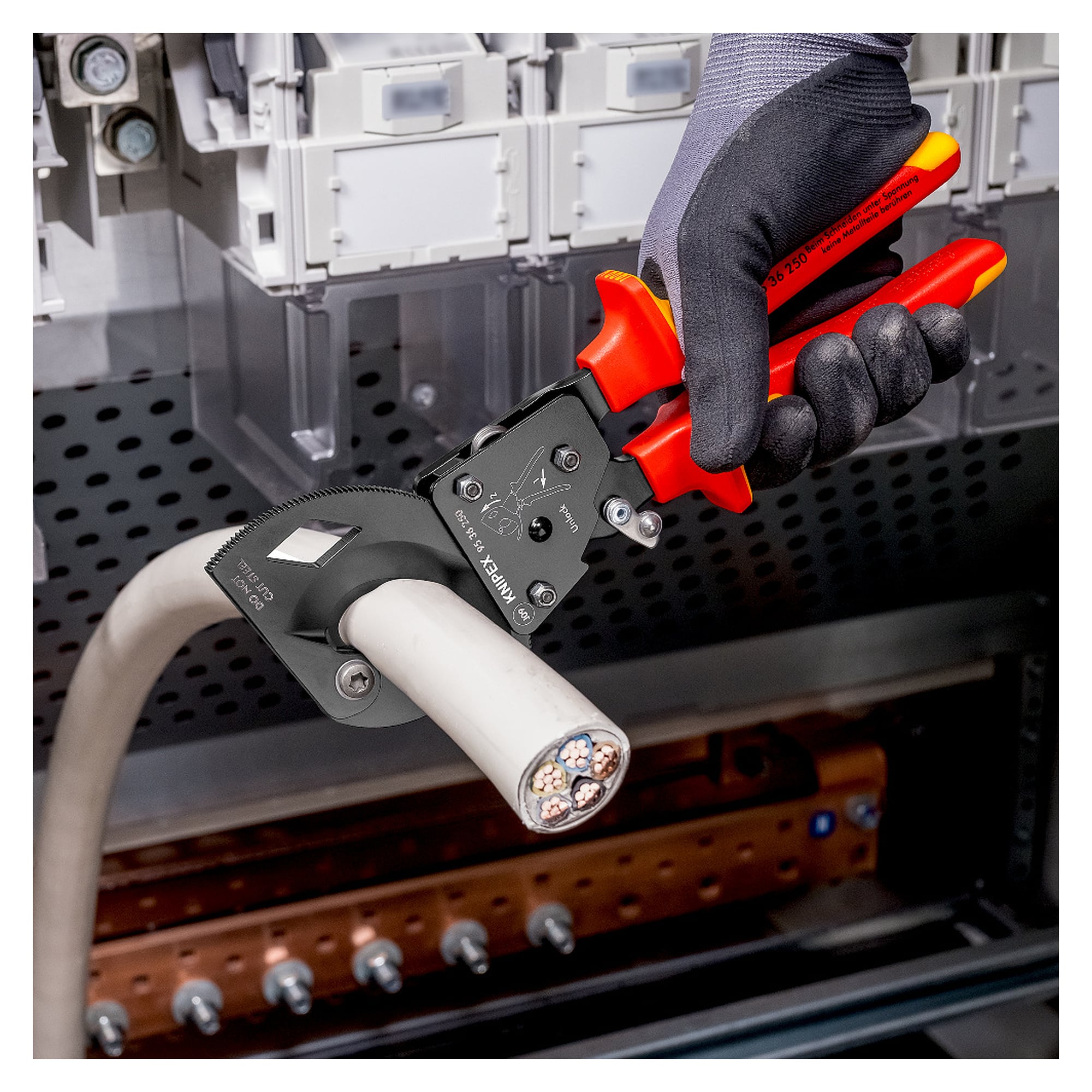 Cable cutter with three-stage ratchet drive, VDE insulated 1000 V, up to 32 mm dia., 250 mm