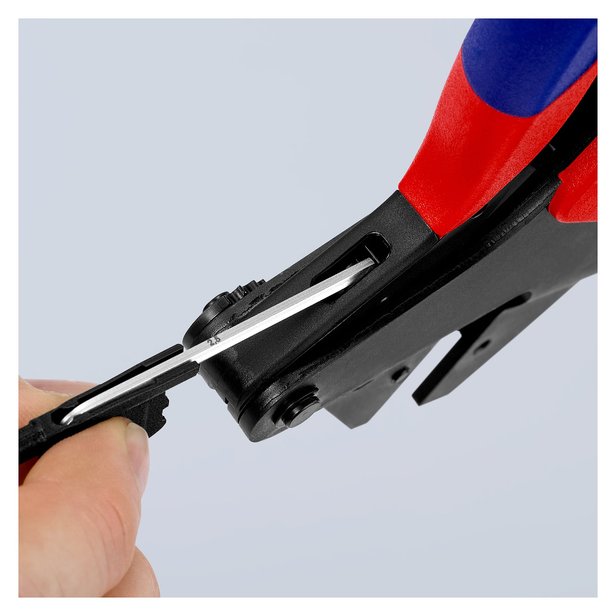Pince à sertir universelle pour connecteurs ouverts non isolés, 0,5 à 6,0 mm², 200 mm