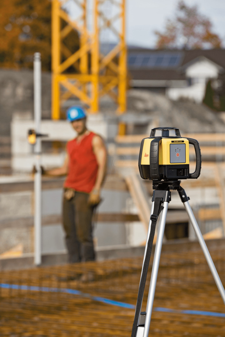 Self-levelling horizontal rotating laser up to 1100 m diameter in case - Leica Rugby 610