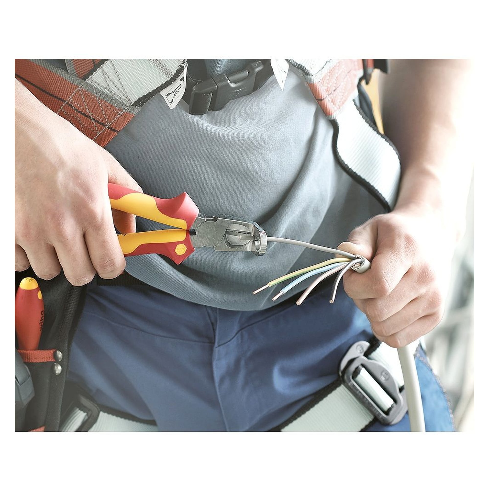TriCut Professional electric Installation Pliers 3in1 Cutting/Stripping/Skinning 170 mm VDE - Wiha 38552
