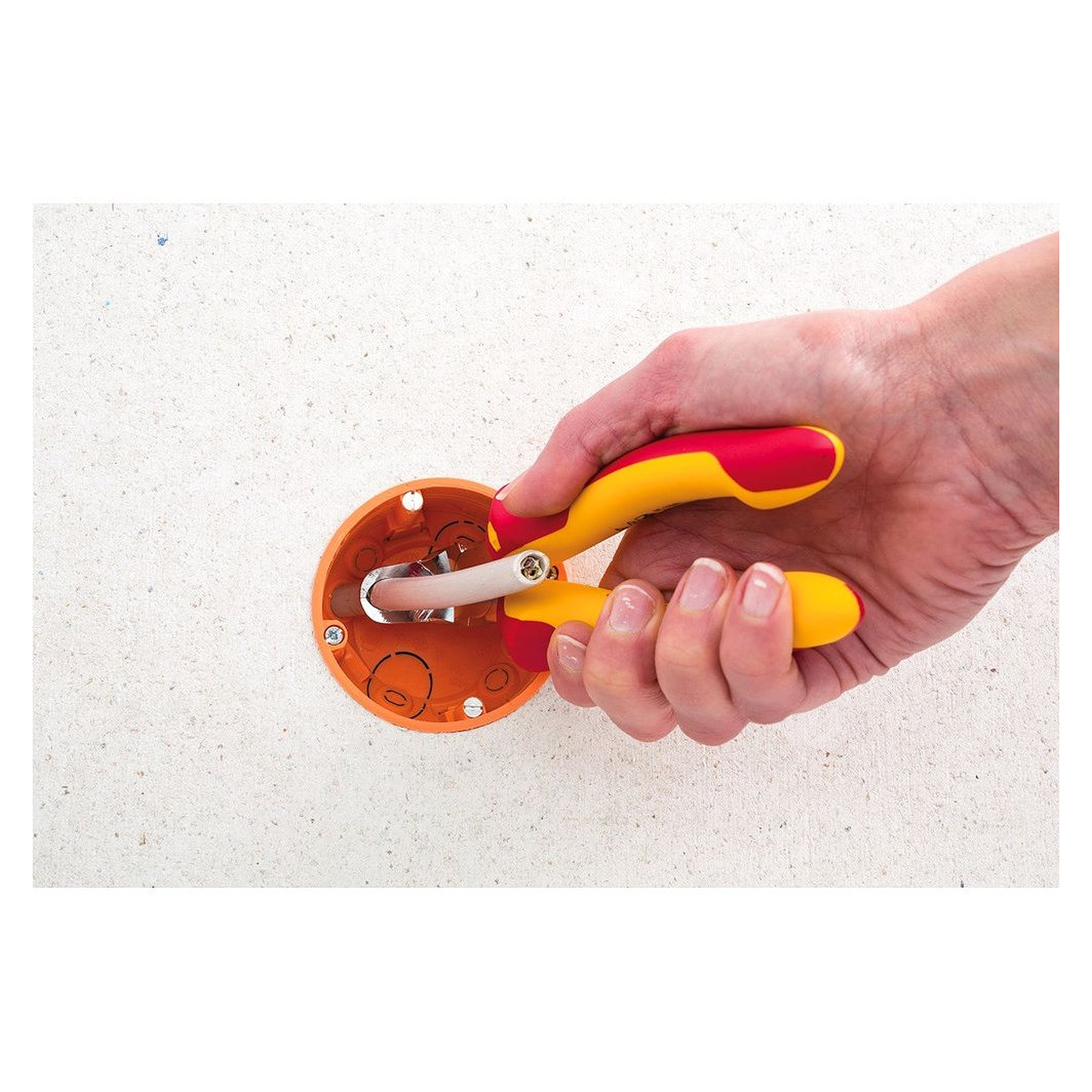 TriCut Professional electric Installation Pliers 3in1 Cutting/Stripping/Skinning 170 mm VDE - Wiha 38552
