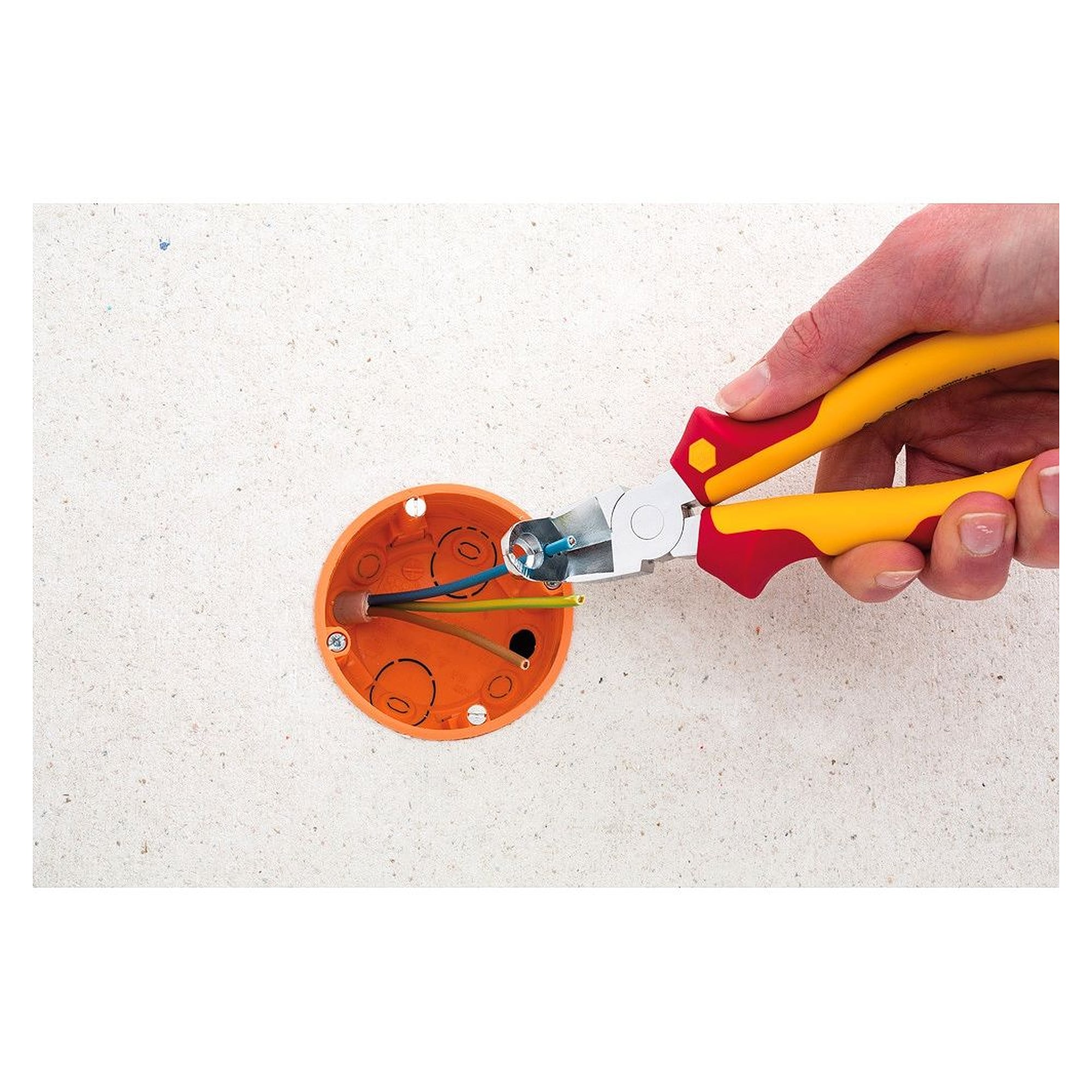 TriCut Professional electric Installation Pliers 3in1 Cutting/Stripping/Skinning 170 mm VDE - Wiha 38552