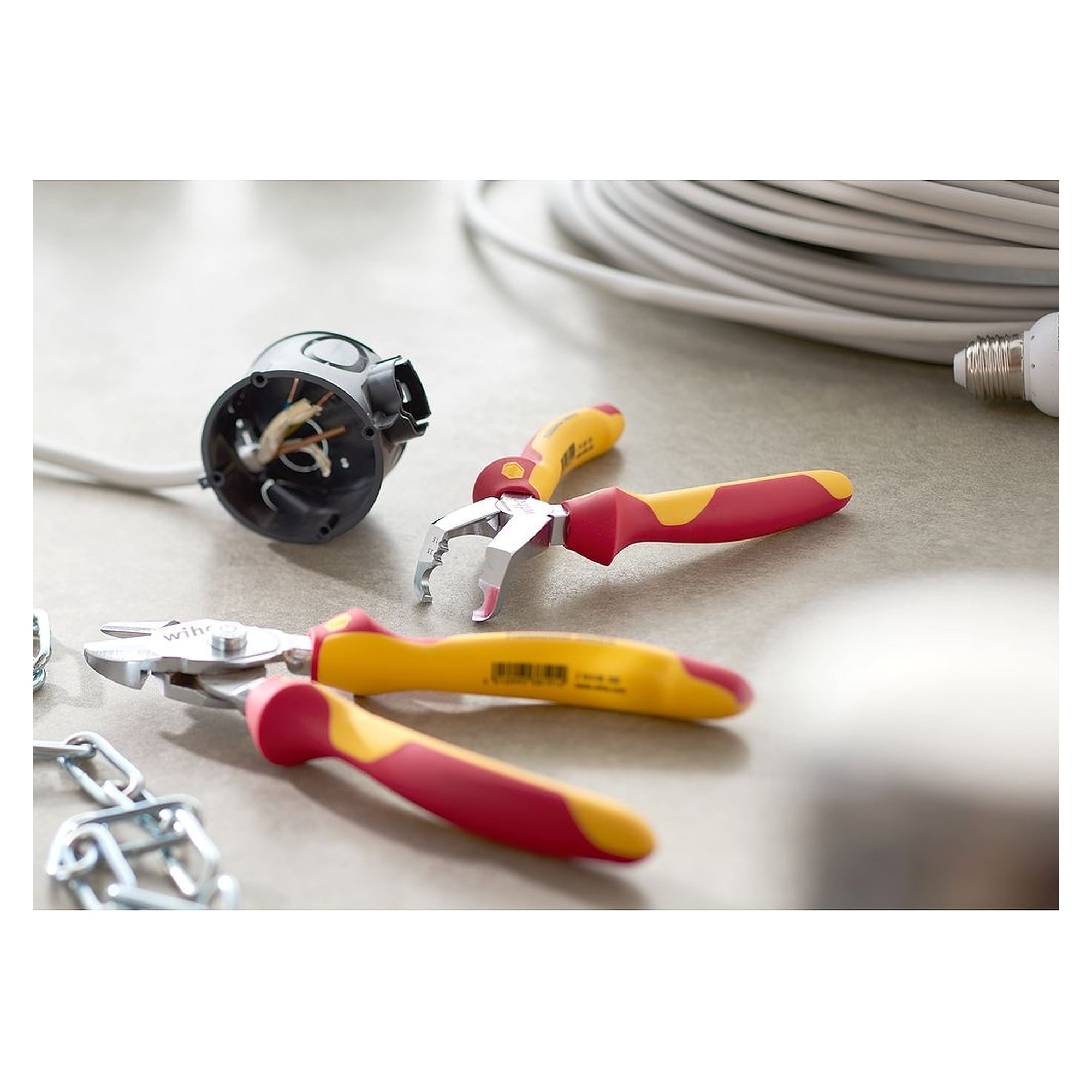 TriCut Professional electric Installation Pliers 3in1 Cutting/Stripping/Skinning 170 mm VDE - Wiha 38552